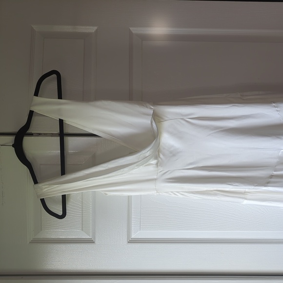 Fame and Partners Escala Gown in white size 4 NWT - Picture 7 of 10